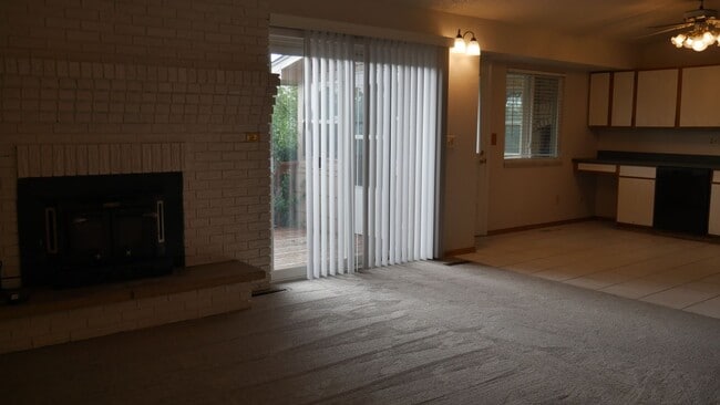 Building Photo - Single Family 3 Bed, 2 Bath w/ Big Backyar...
