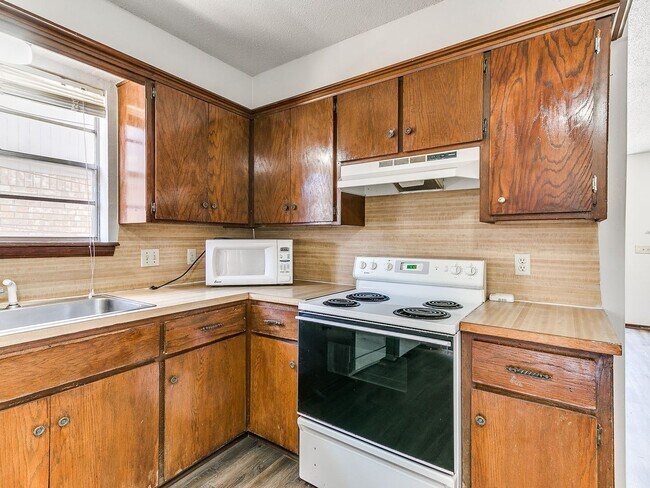 Building Photo - Charming West Norman Duplex