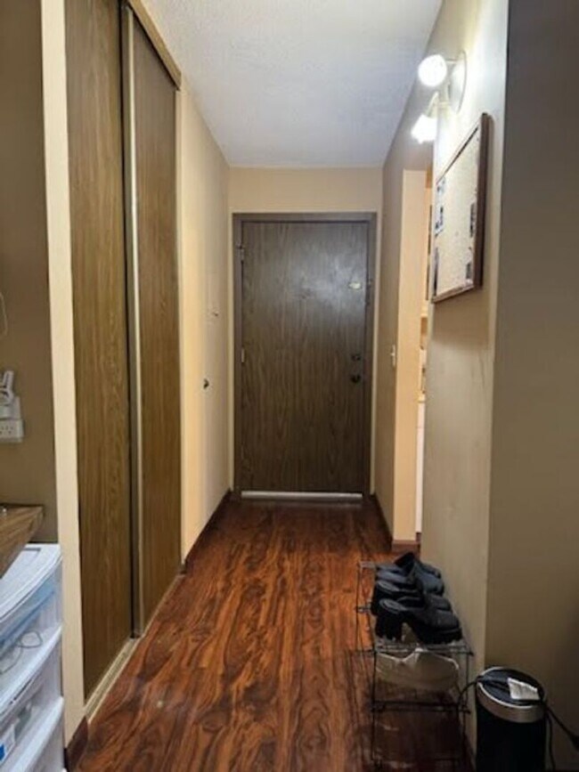 Building Photo - 1 Bedroom Condo in Hopkins