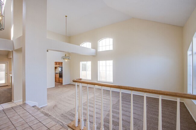 Building Photo - Beautiful 3Bed/3Bath cul-de-sac home located  in The Lakes Community with a sparkling pool and spa!