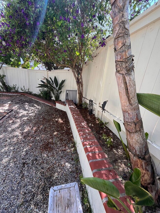 Building Photo - Encinitas Gem: Stunning 2 Bed 2.5 Bath Tow...