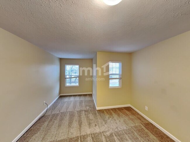 Building Photo - 40 Shady Valley Dr