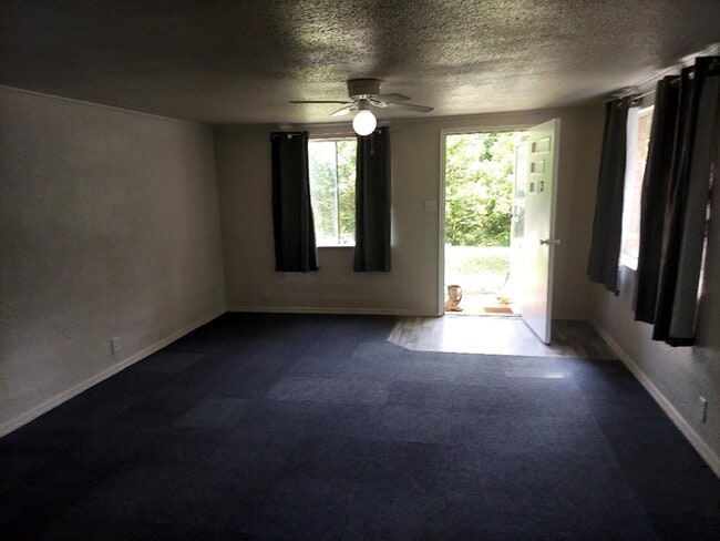 Building Photo - 2 Bedroom 1 Bathroom