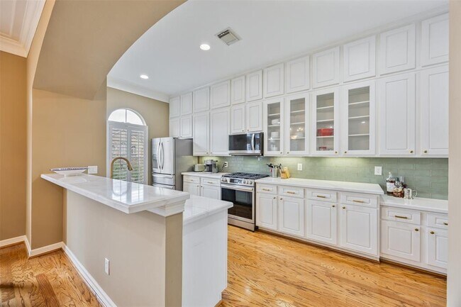 Building Photo - 5411 Blossom St