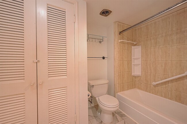 Building Photo - 642 S Ripple Creek Dr