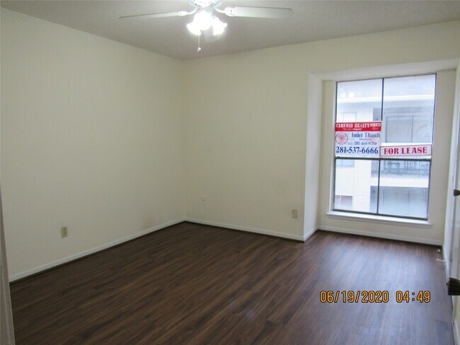 Building Photo - 17401 Red Oak Dr