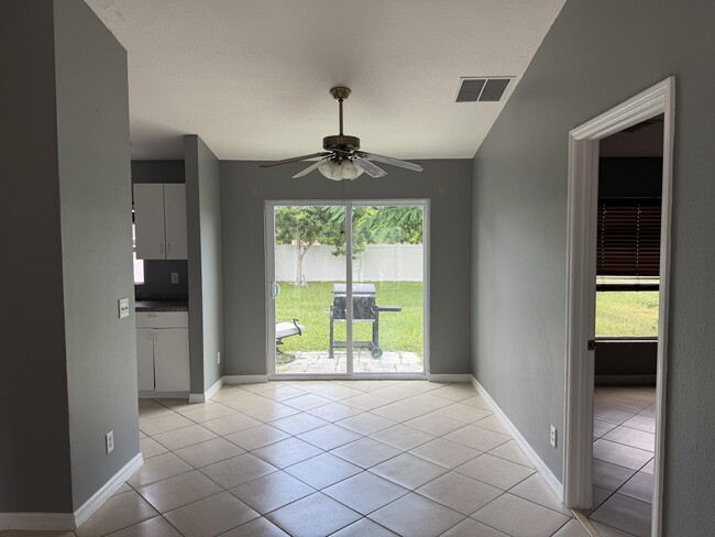 Building Photo - 1357 SE Sandia Dr