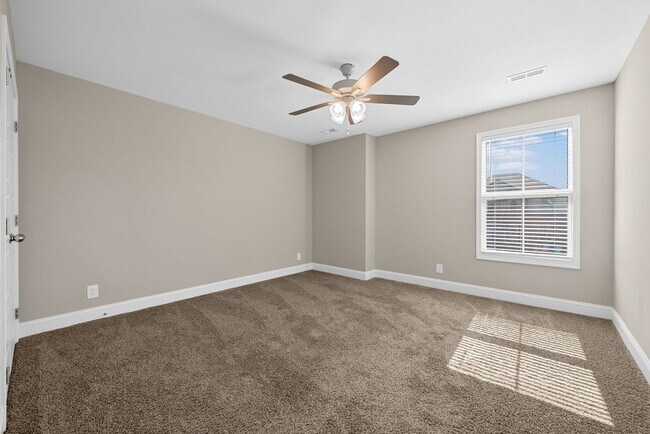 Building Photo - Luxury Meets Comfort: 5-Bed Beauty with Ch...