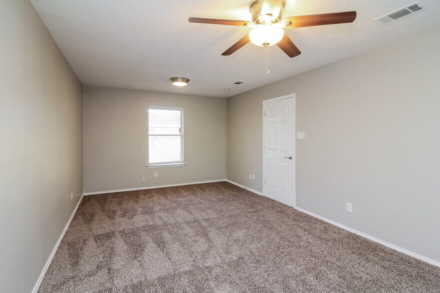 Building Photo - 900 Vicksburg Ln