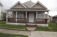 Building Photo - 2 bedroom, 2 bathroom house.