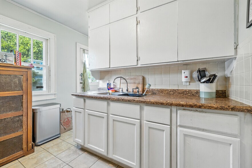 Building Photo - 903 E 51st St