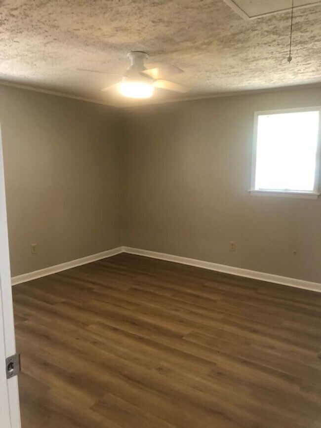 Building Photo - 3-bedroom 1 bath brick home $1395