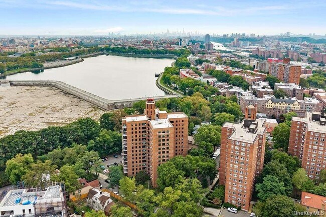 Building Photo - 3850 Sedgwick Ave