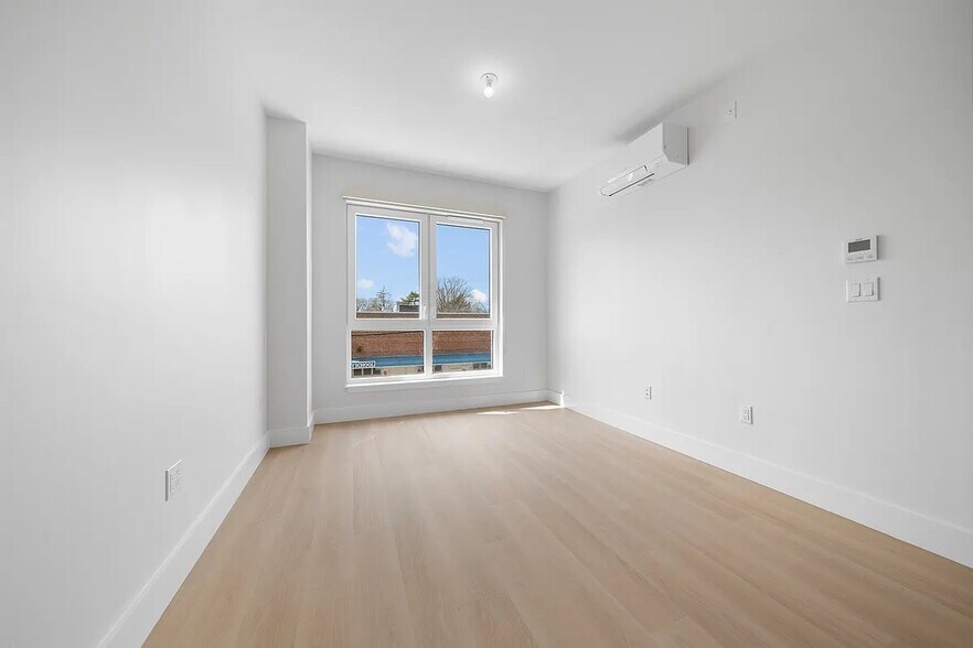 Building Photo - 77-63 Vleigh Pl