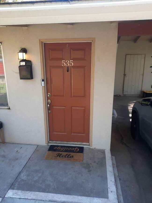 Building Photo - 2 bd 1 ba with off-street parking