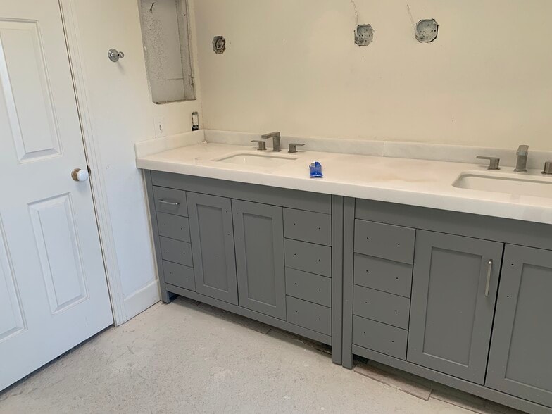 Primary bedroom bath - 24432 Alta Vista Dr