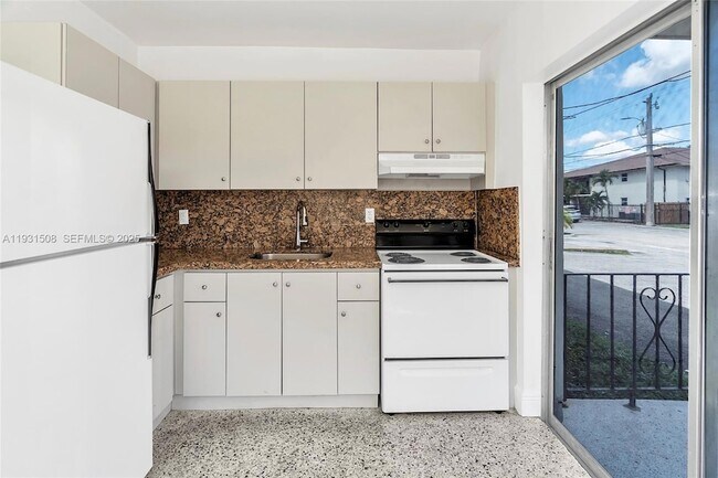 Building Photo - 644 SW 10th St