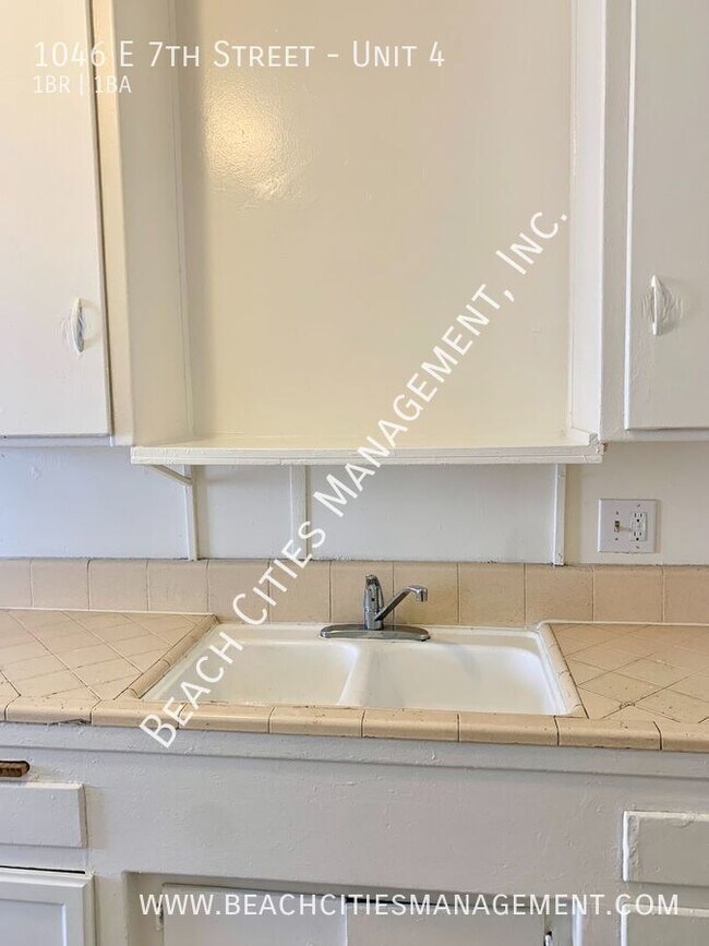 Building Photo - 1046 E 7th St