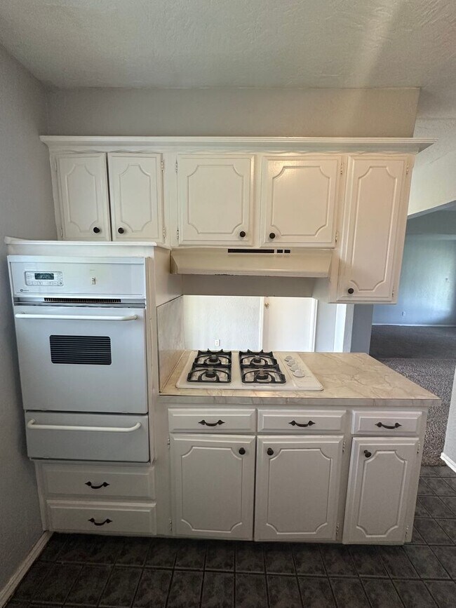 Building Photo - 4844 Woodview Dr