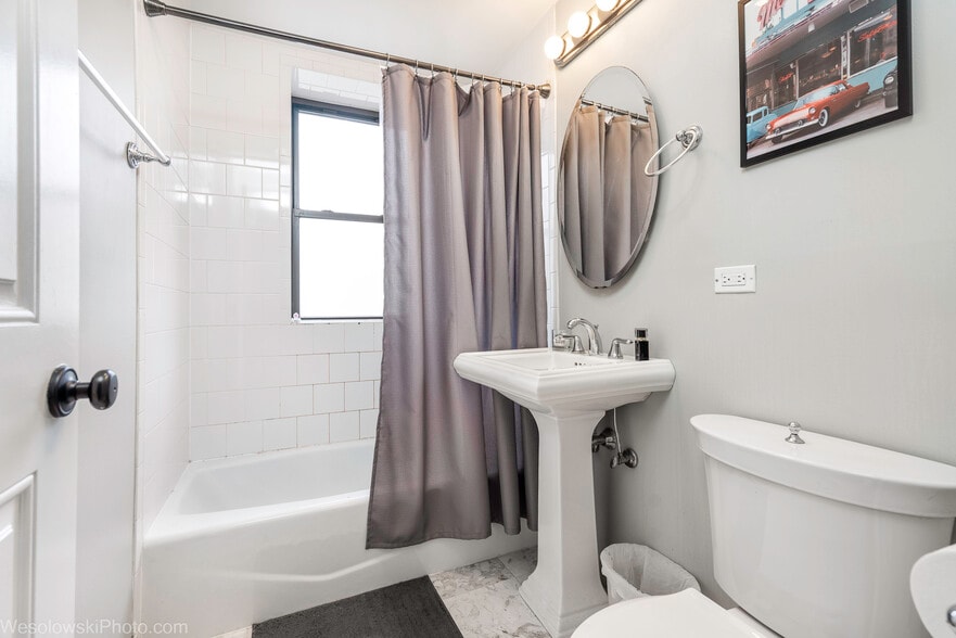 bathroom - 4144 N Sheridan Rd