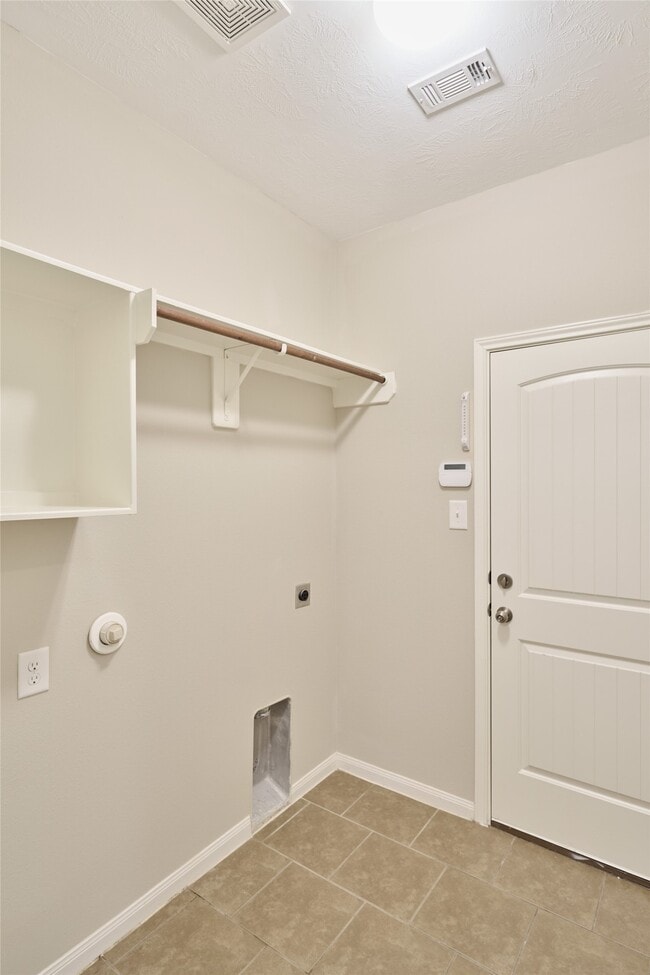 Building Photo - 12635 Lakeshore Dr