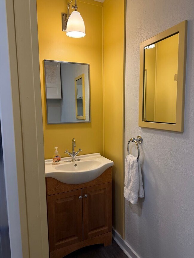 Building Photo - Updated and Stylish Studio Includes Utilities!