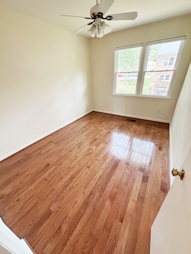 Building Photo - 5107 Cliffhaven Dr
