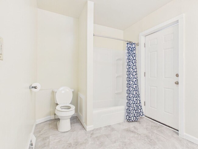 Building Photo - Large 4 Bedroom Single Family on Reily St.