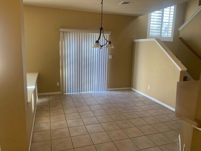 Building Photo - *MOVE IN SPECIAL* Gorgeous Four Bedroom home w/ Community POOL!!