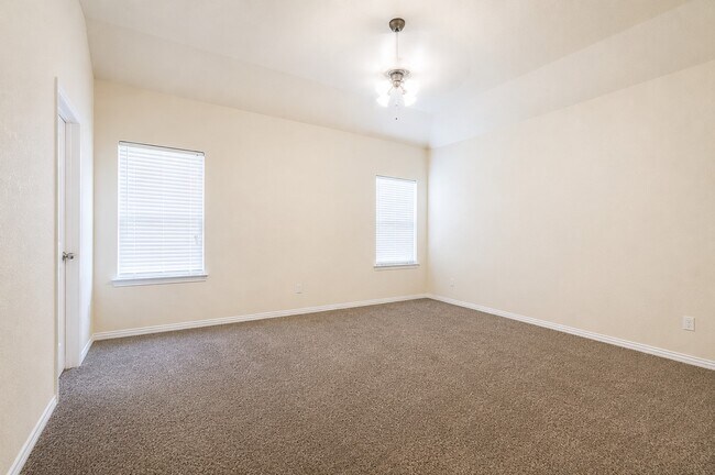 Building Photo - 604 W Linnwood Dr