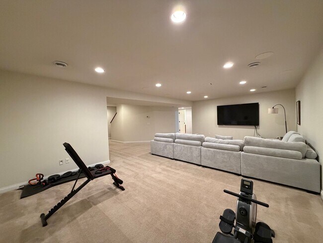 Building Photo - Beautiful 5bed 4bath Home, Nestled in a Prime Plymouth Neighborhood