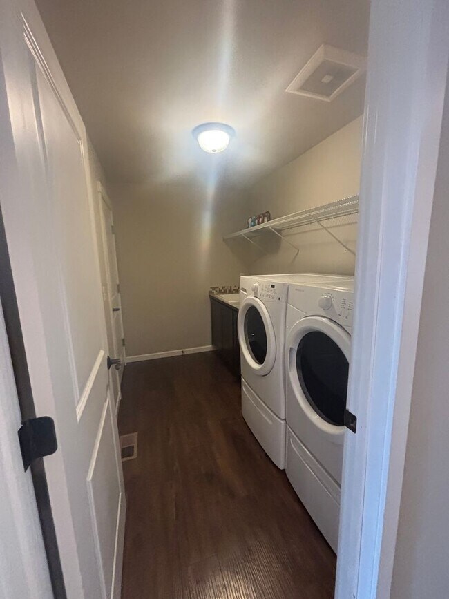 Building Photo - Beautiful 4-Bedroom, 3-Bathroom Home with ...