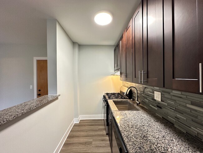 Building Photo - 735 Judson Ave