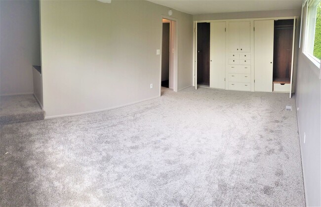 Building Photo - Charming Four Bedroom Home Located Near Cornwall Park.