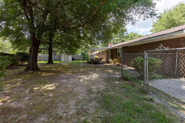 Building Photo - 1726 Greenwood Cir