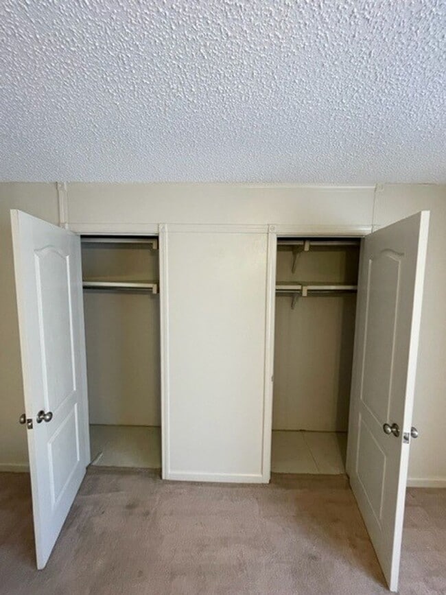 Building Photo - 2 bedroom 1 1/2 bath condominium