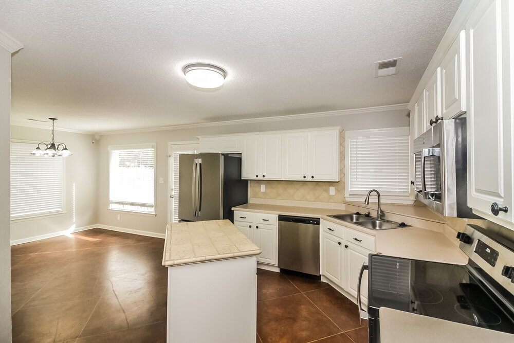 Building Photo - 10221 Green Moss Dr N