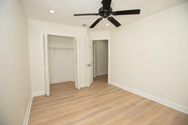 Building Photo - 10821 La Salinas Cir