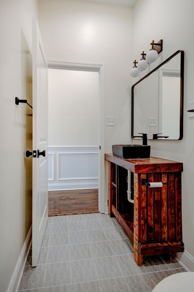 Building Photo - Newly Renovated 6 Bedrooms / 4 Bathrooms a...