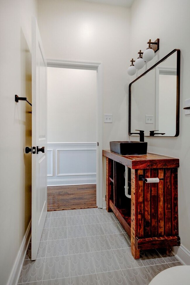 Building Photo - Newly Renovated 6 Bedrooms / 4 Bathrooms at Norris St