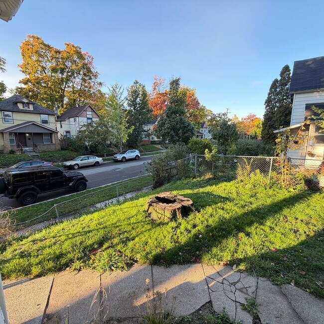 Building Photo - Large 3 bedroom home with a den!