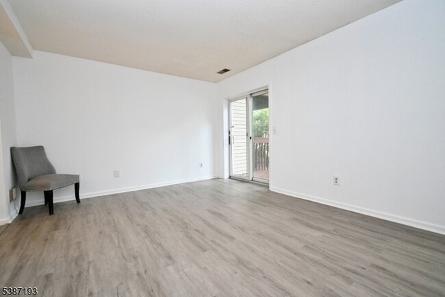 Building Photo - 32 Pine Hollow Ct