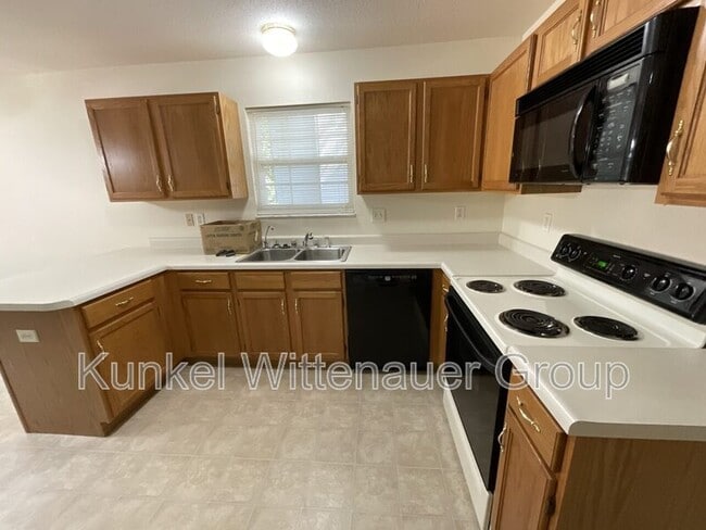 Building Photo - 1545 Fairoaks Dr