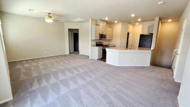 Building Photo - UPGRADED 2 BEDROOM TOWNHOME IN GATED COMMU...