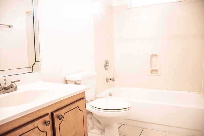 Building Photo - 112 Golf Course Dr