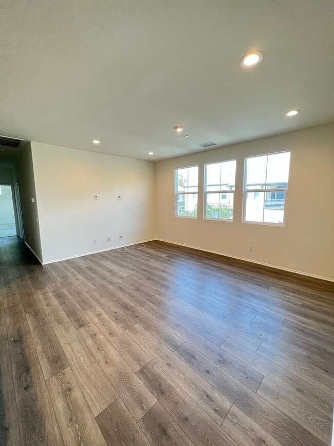Building Photo - Beautiful 2 Bedroom 2 Bath Townhome