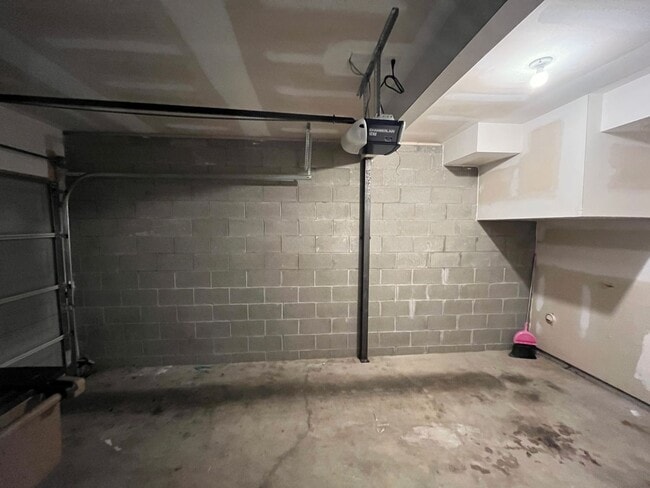 Building Photo - Great 2 Bedroom Townhome with Basement and Garage!