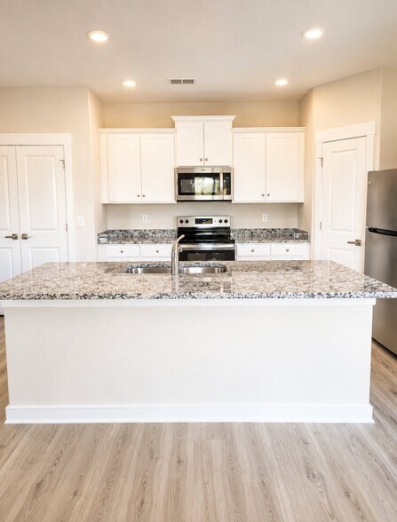 Building Photo - 13 Graceful Doe Ct