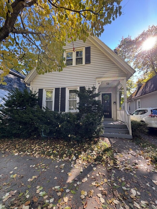 Building Photo - STUNNING Two Bedroom Single Family Home!