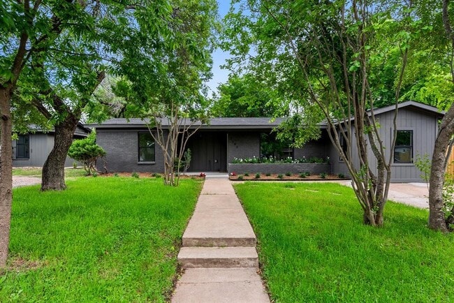 Building Photo - 2105 Brunswick Dr
